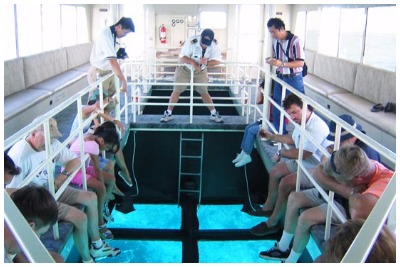 قایق کف شیشه ای |تفریحات آبی کیش| گشتانو: رزرو تفریحات آبی کیش|گشتانو:گردشگری در کیش