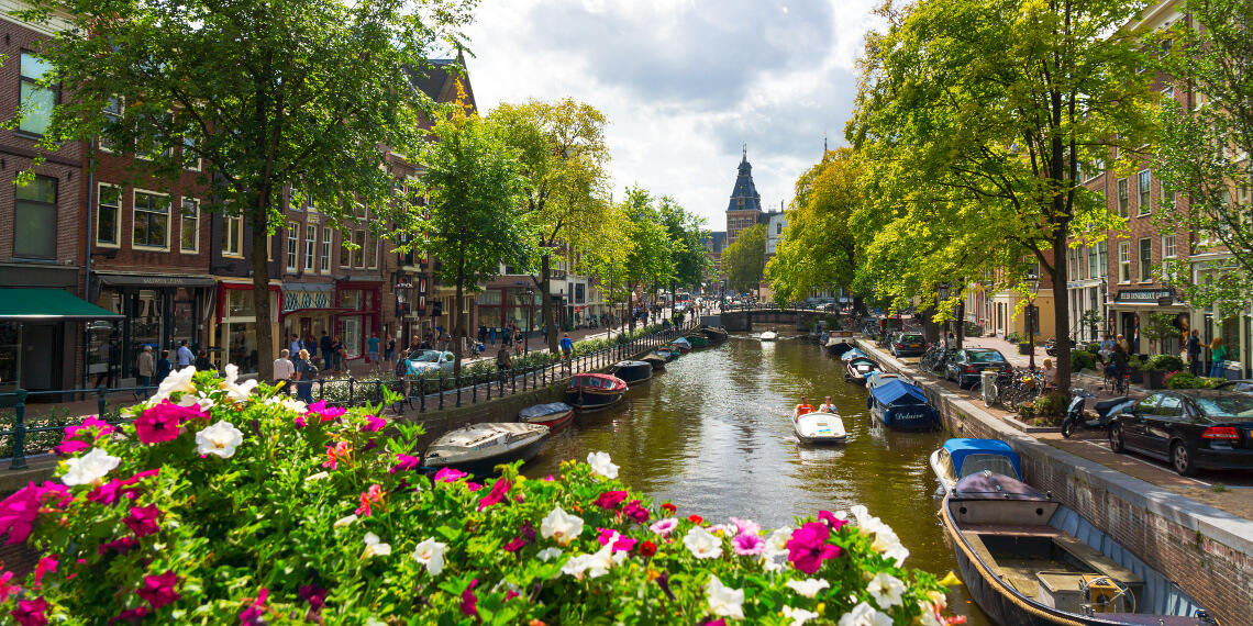 لیدر آمستردام |رزرو آنلاین تور لیدر آمستردام و مترجم و راهنمای محلی آمستردام با کمترین قیمت